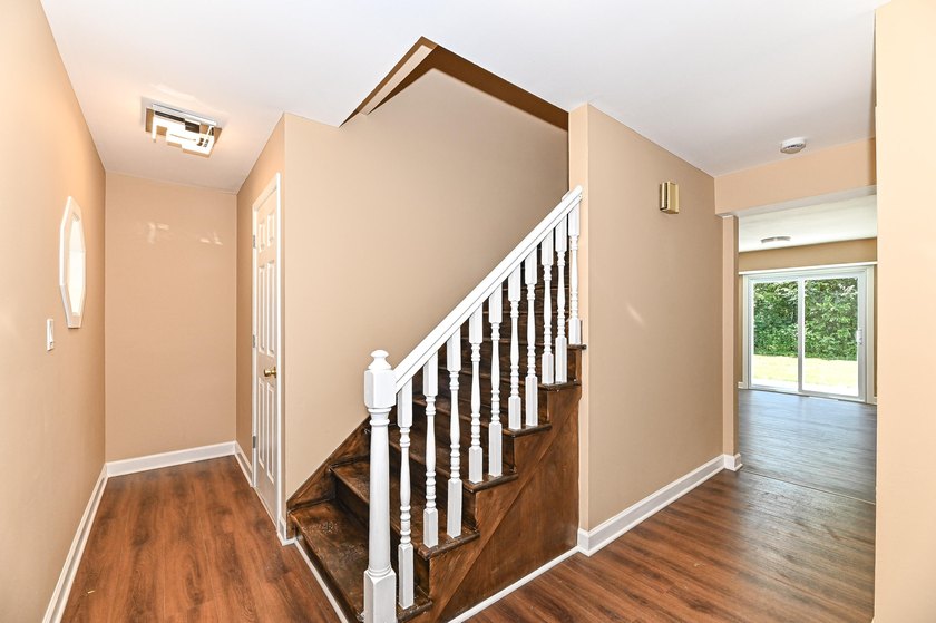 Huge contemporary two story home with 5 bedrooms and 5 bathrooms - photo 3