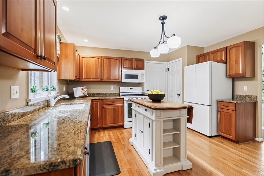 Don't miss this beautifully maintained 3-bdrm, 2.5-bath - photo 13
