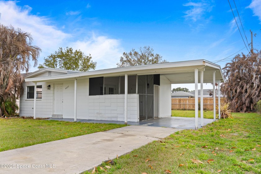 Move-in ready 2-bedroom, 1.5-bath home featuring a beautifully - photo 3