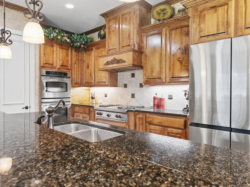 Rare find! Own one of the best lots in the main Castle Hills! - photo 21