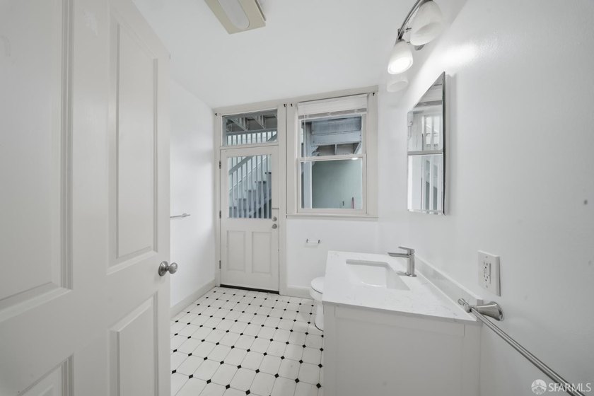 Well-maintained 4-unit building on a quiet SOMA street with - photo 26