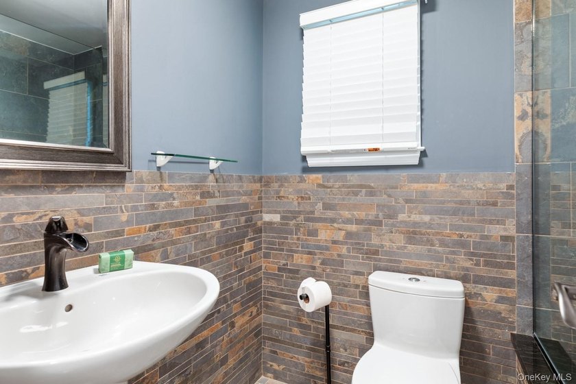 This warm and welcoming home offers a spacious layout with - photo 11