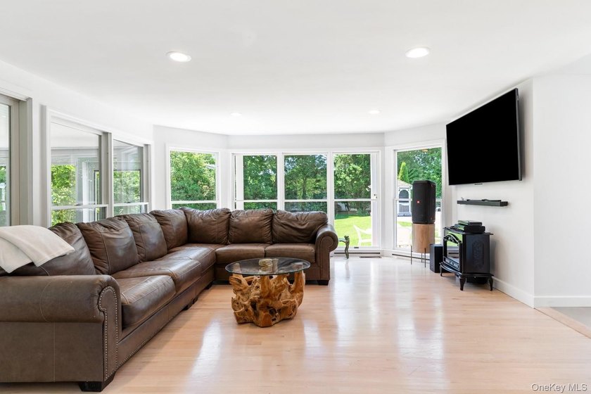 This warm and welcoming home offers a spacious layout with - photo 13