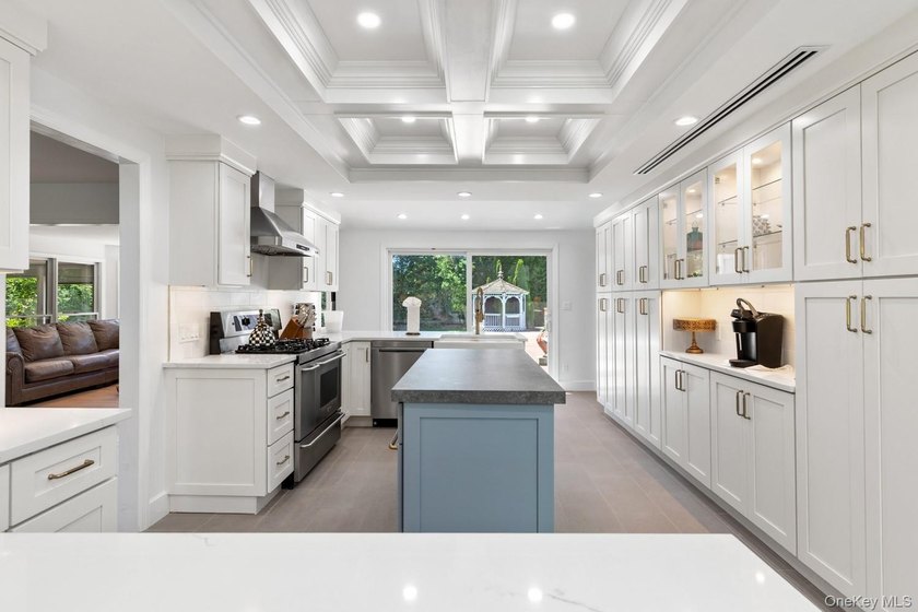 This warm and welcoming home offers a spacious layout with - photo 18