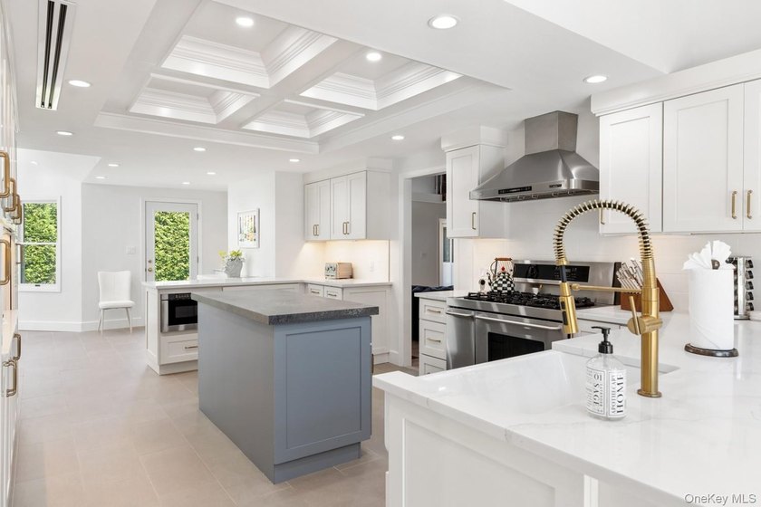 This warm and welcoming home offers a spacious layout with - photo 19