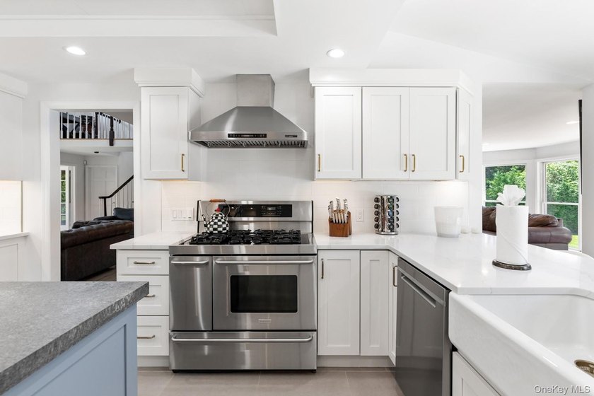 This warm and welcoming home offers a spacious layout with - photo 20