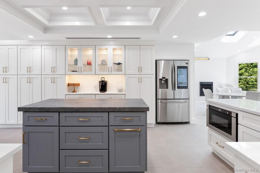 This warm and welcoming home offers a spacious layout with - photo 21