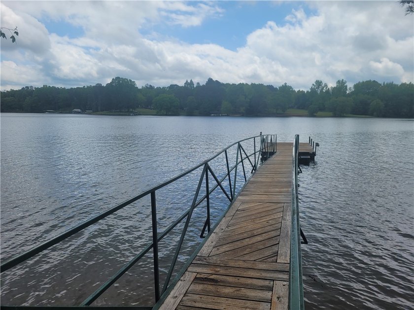 Welcome to Overlook on Lake Hartwell! This 3 bed, 3 bath - photo 23