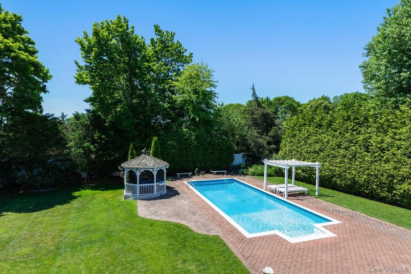 This warm and welcoming home offers a spacious layout with - photo 35