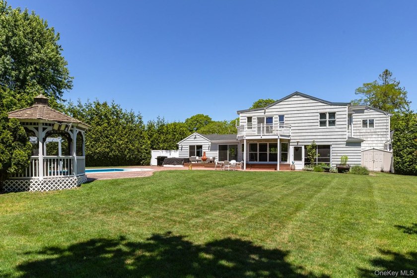 This warm and welcoming home offers a spacious layout with - photo 40