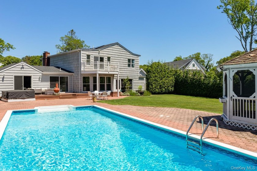 This warm and welcoming home offers a spacious layout with - photo 41
