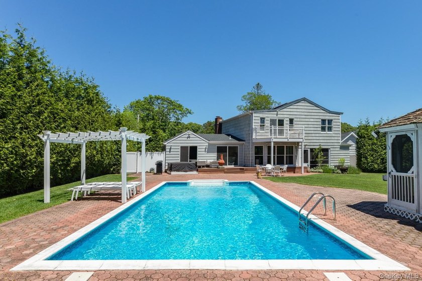 This warm and welcoming home offers a spacious layout with - photo 42