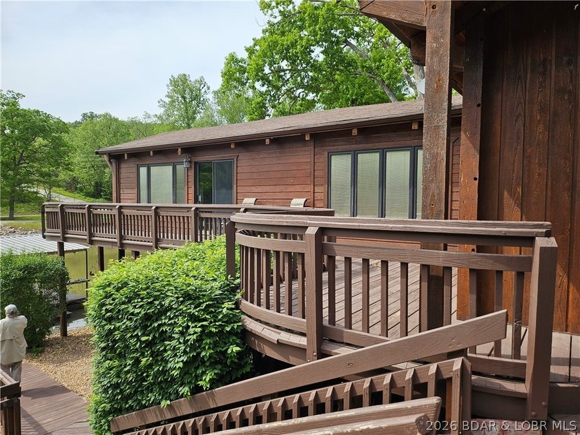 Lakefront living with private dock &amp; lake views! Enjoy the - photo 11