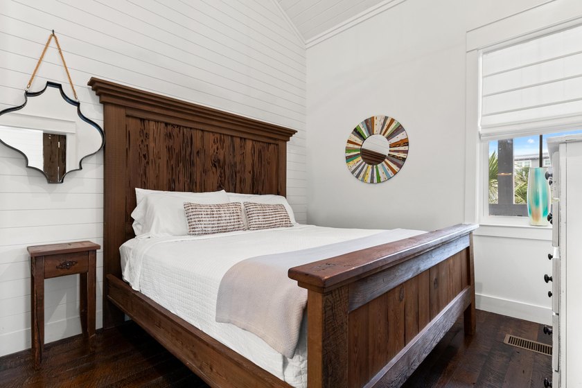 ''Southern Comfort'' is a 5-bedroom home with a carriage house - photo 12