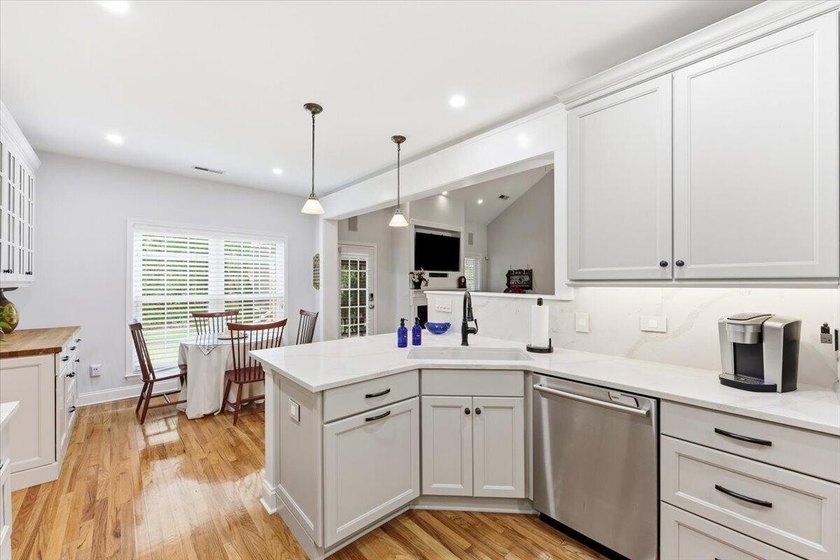 Beautifully maintained one-owner home in a quiet, established - photo 22