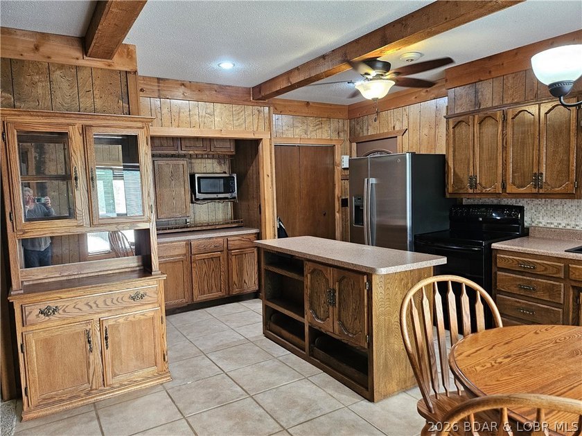 Lakefront living with private dock &amp; lake views! Enjoy the - photo 29