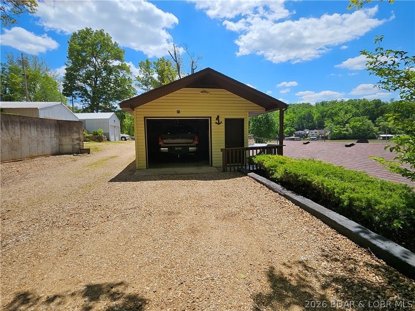 Lakefront living with private dock &amp; lake views! Enjoy the - photo 57