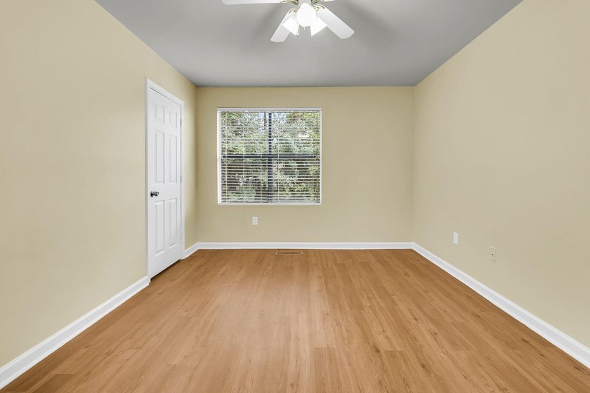 Welcome to your dream home! This beautifully renovated - photo 15