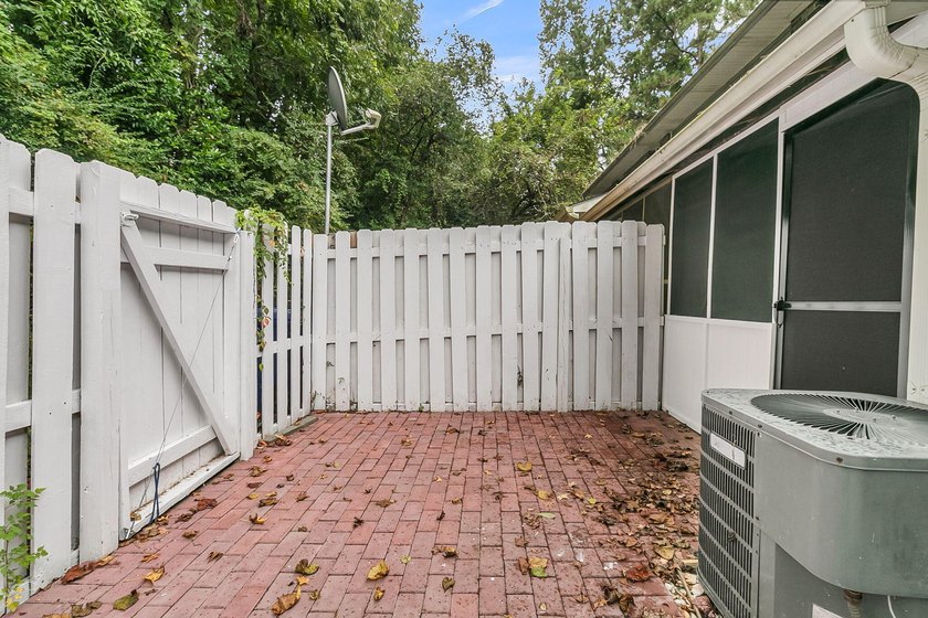 Welcome to your dream home! This beautifully renovated - photo 33