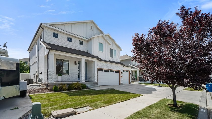Welcome to this exceptional 3,789 sq. ft. two-story home in one - photo 3