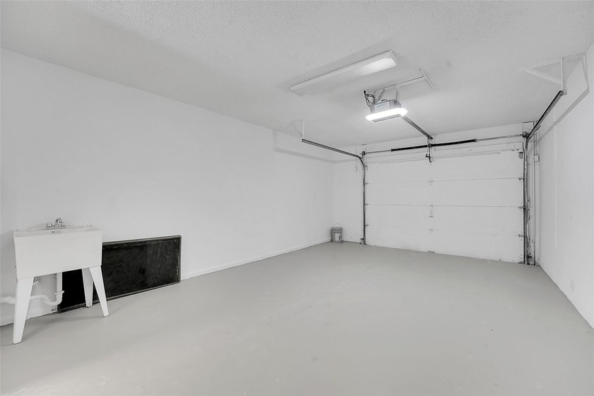 An exceptionally remodeled 2 bedroom 2 bathroom villa in the - photo 22
