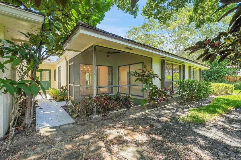 An exceptionally remodeled 2 bedroom 2 bathroom villa in the - photo 27