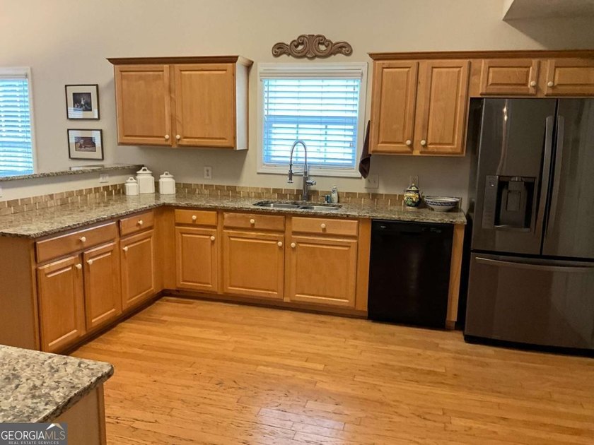 Welcoming large ranch home with 3 car garage in well established - photo 8