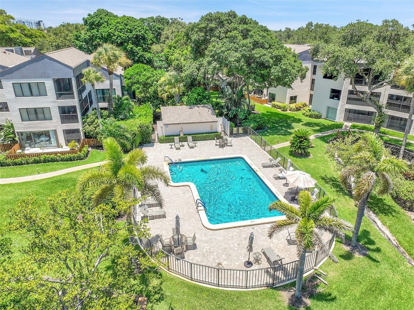 An exceptionally remodeled 2 bedroom 2 bathroom villa in the - photo 31
