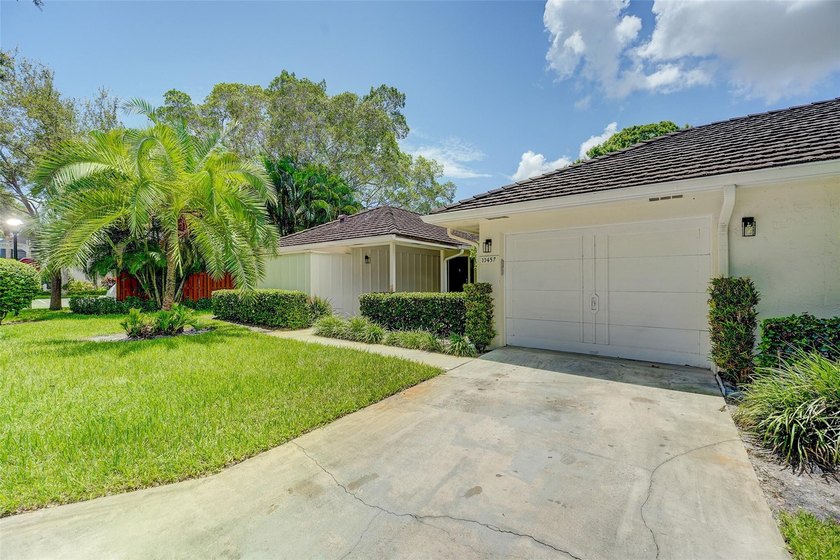 An exceptionally remodeled 2 bedroom 2 bathroom villa in the - photo 34