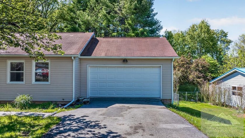 Located in Sedgewood Subdivision and just a short golf cart ride - photo 35