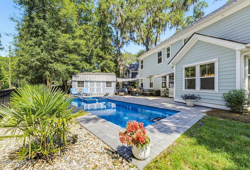 Beautifully set on a private, wooded lot in the sought-after - photo 42