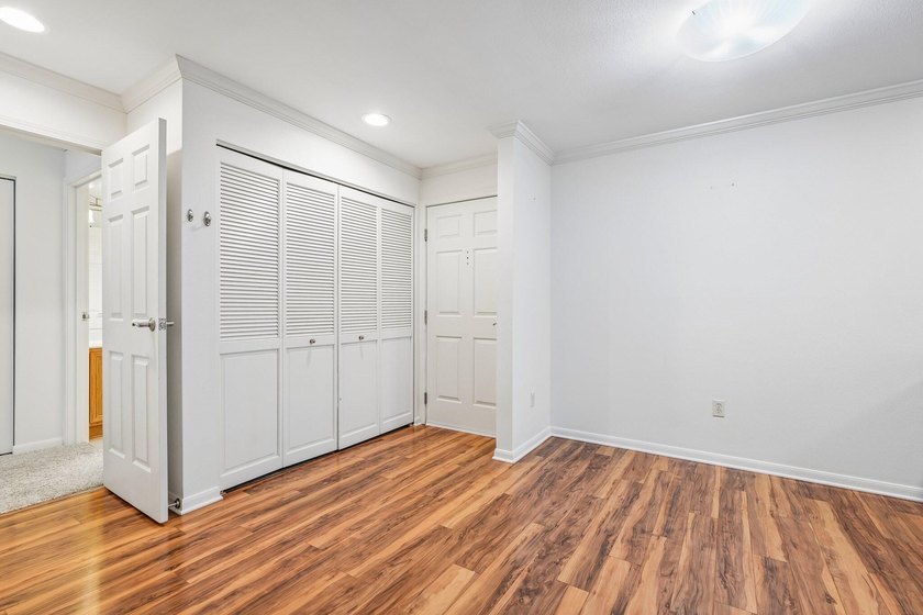 Welcome to Courtyard Square located in the highly desirable - photo 6