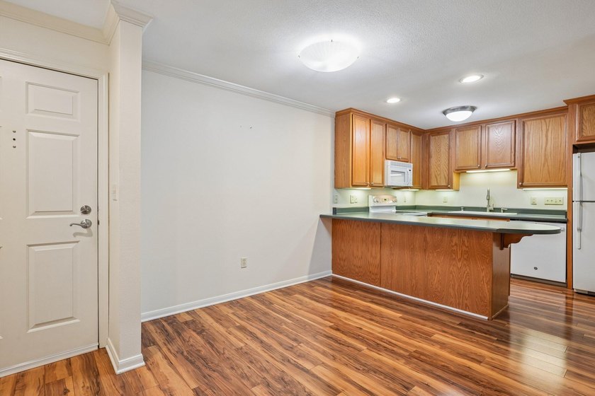 Welcome to Courtyard Square located in the highly desirable - photo 8