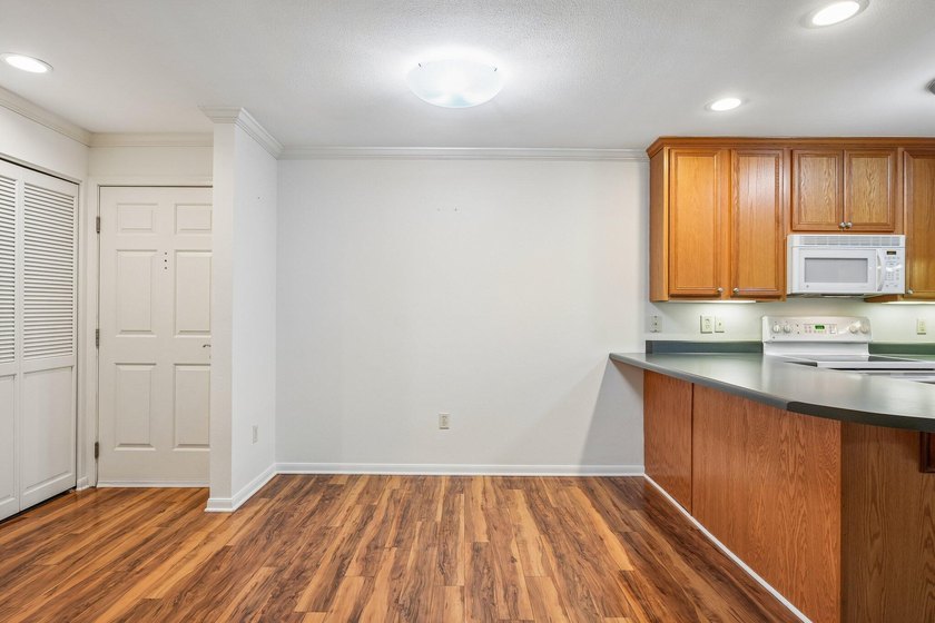 Welcome to Courtyard Square located in the highly desirable - photo 9