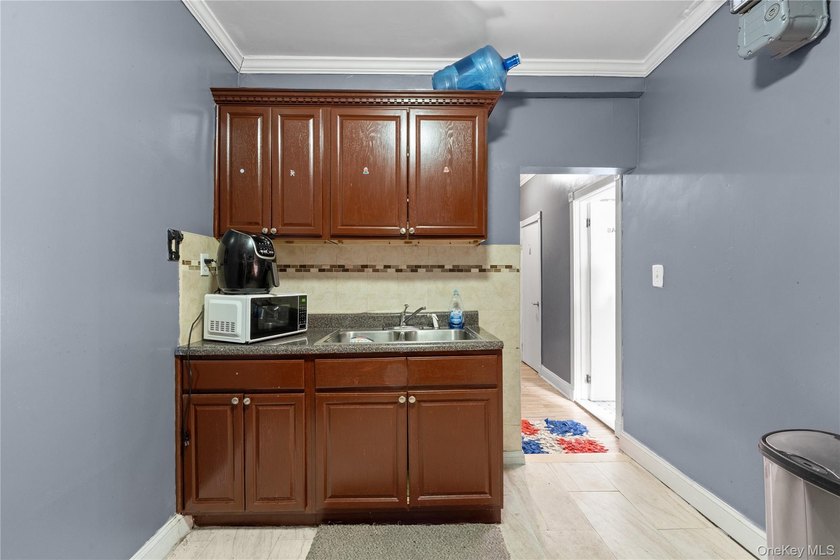 Affordable HDFC Junior 4, 1-bedroom co-op in Highbridge, priced - photo 6