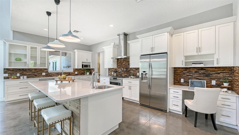 This is over FIVE ACRES in one of Sarasota's most PRIVATE - photo 11