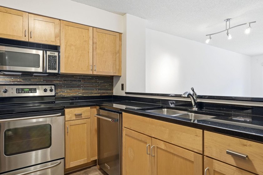 Stylish 1 bedroom, 1 bath condo in the heart of the Mill - photo 17