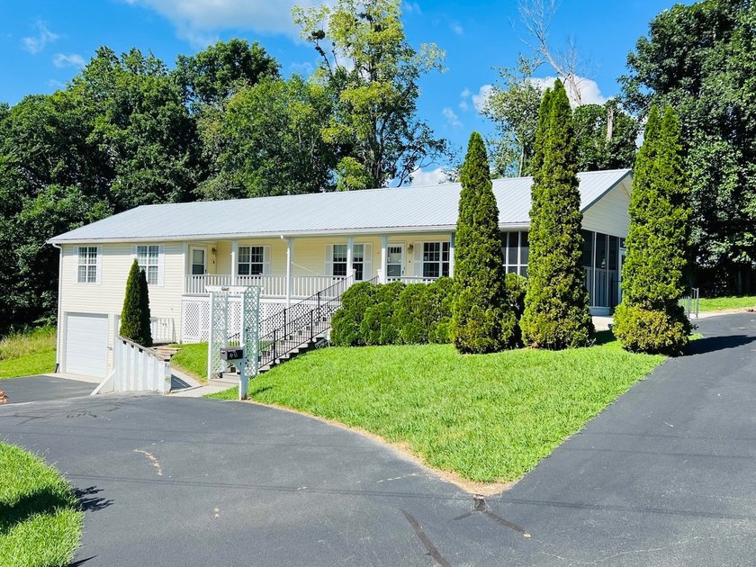 Lake Area 3 Bedroom, 3 Bath House with LARGE Basement Garage - photo 2