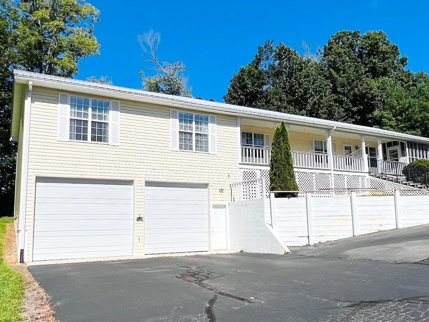 Lake Area 3 Bedroom, 3 Bath House with LARGE Basement Garage - photo 5