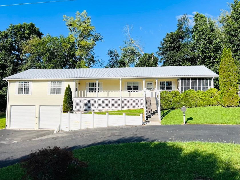 Lake Area 3 Bedroom, 3 Bath House with LARGE Basement Garage - photo 7