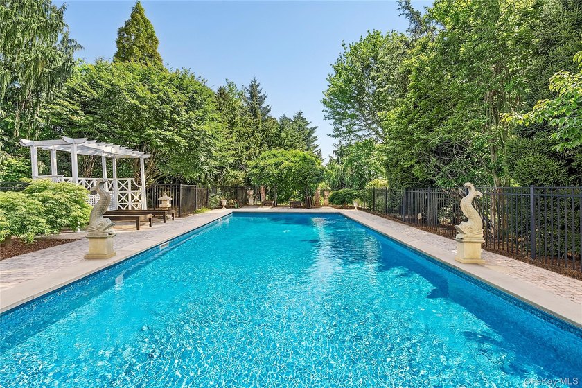 Exceptional Westhampton Retreat with Timeless Elegance Discover - photo 17