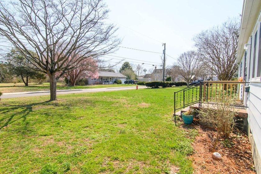Enjoy the ease of one-level living in this charming 2-bedroom - photo 4