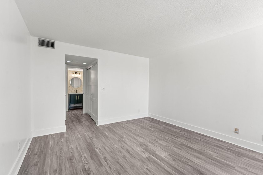 Newly remodeled 2/2 waterfront North Palm condo available on the - photo 26