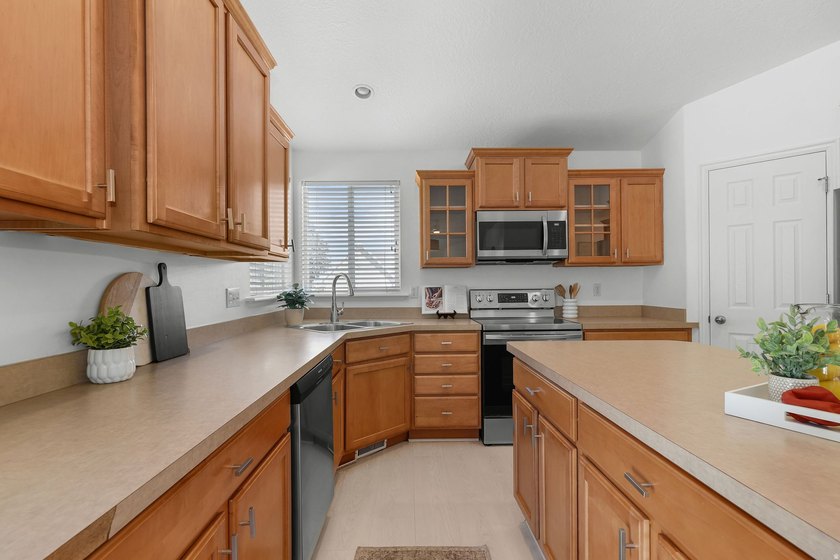 Tucked into a quiet corner lot in the heart of Lehi, this - photo 8