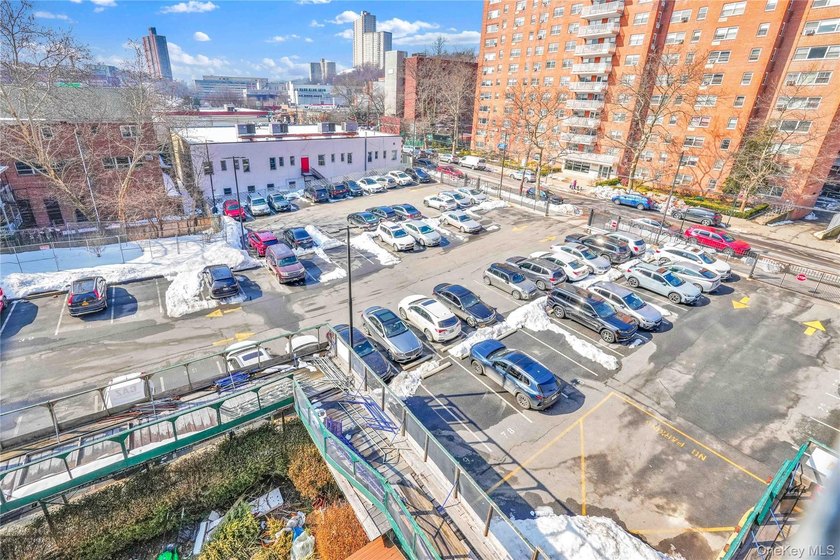 Welcome to Apartment 4E at 290 West 232nd Street - a bright and - photo 25