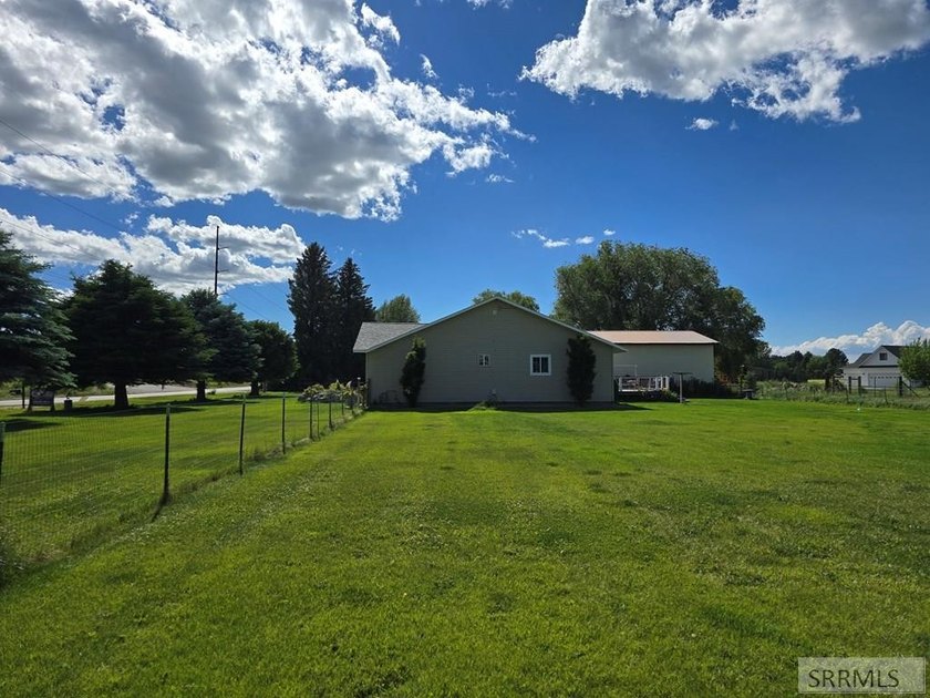 Dreaming of country living without sacrificing convenience? This - photo 47