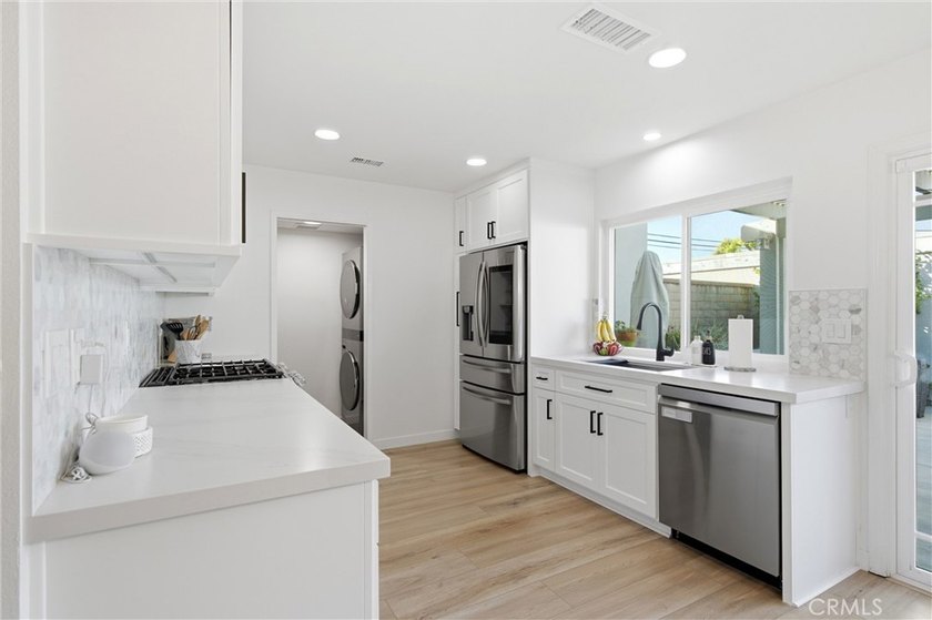 Beautifully remodeled with custom designer finishes, move-in - photo 12