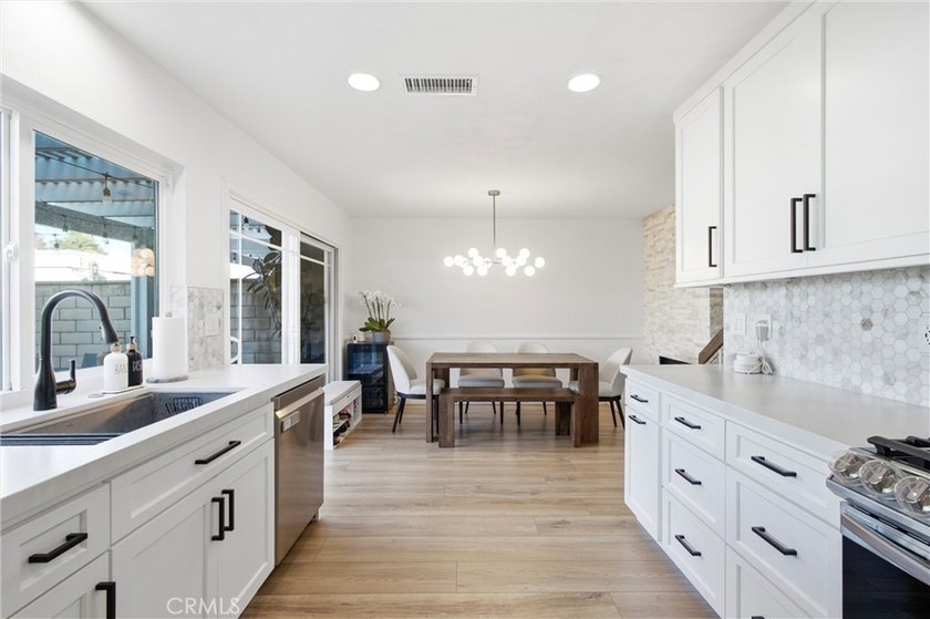 Beautifully remodeled with custom designer finishes, move-in - photo 13