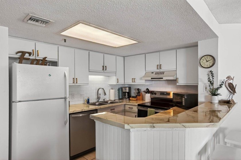 A must see unit is a fully furnished, turn-key 1-bedroom, 1.5 - photo 14