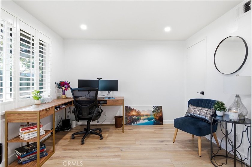 Beautifully remodeled with custom designer finishes, move-in - photo 15